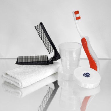 ENSEMBLE VOYAGE PEIGNE + BROSSE A DENT + GOBELET + SERVIETTE