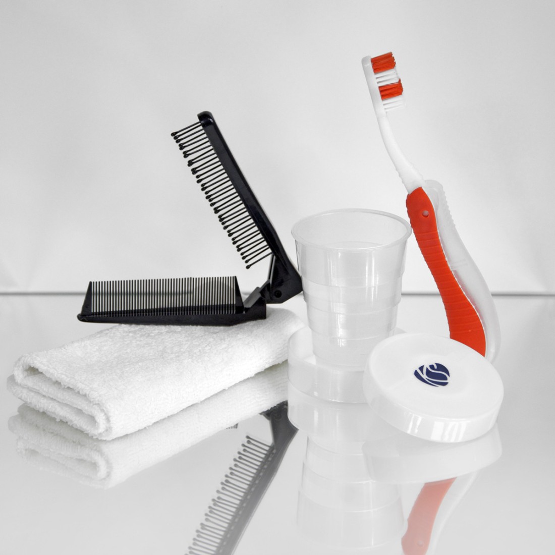 ENSEMBLE VOYAGE PEIGNE + BROSSE A DENT + GOBELET + SERVIETTE