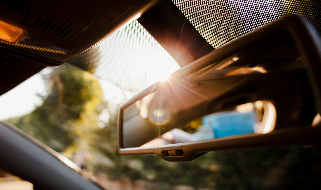 Tout savoir sur les pare-soleil de voiture : Utilité, types et conseils d'achat Tout savoir sur les pare-soleil de voiture : Utilité, types et conseils d'achat
