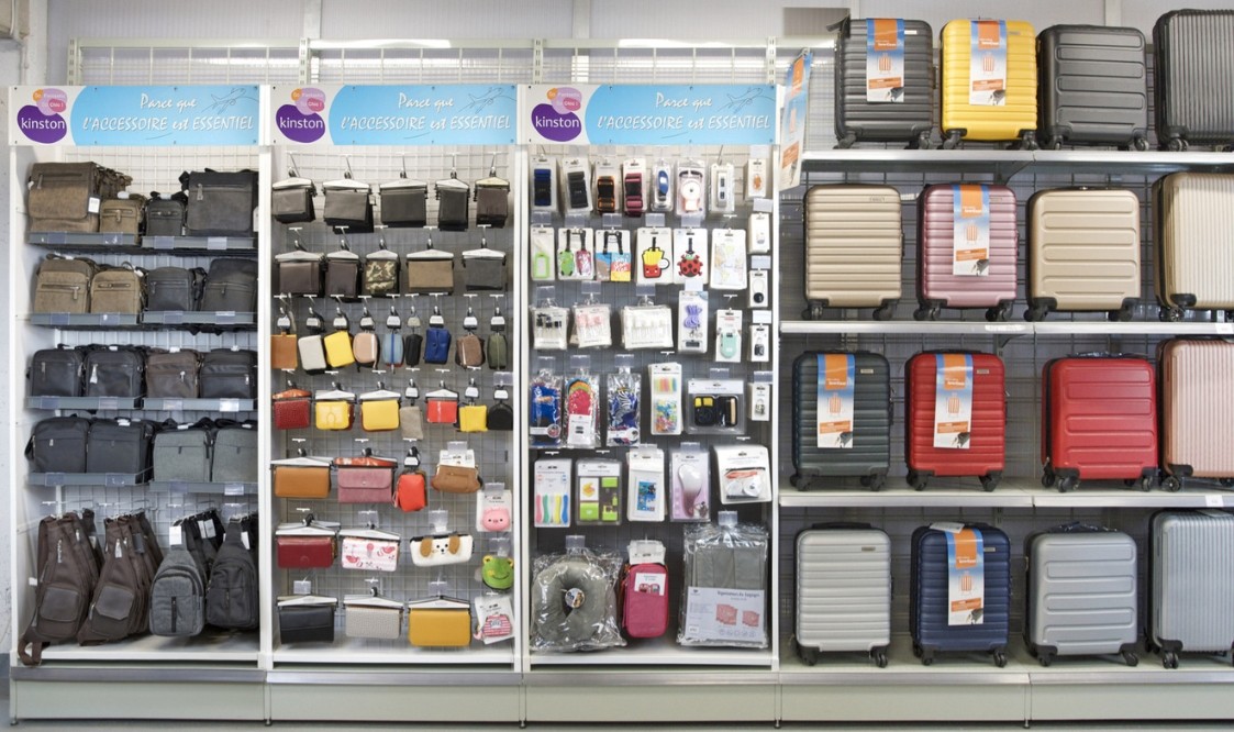 Kinston : des présentoirs pensés pour valoriser vos univers voyage et accessoires